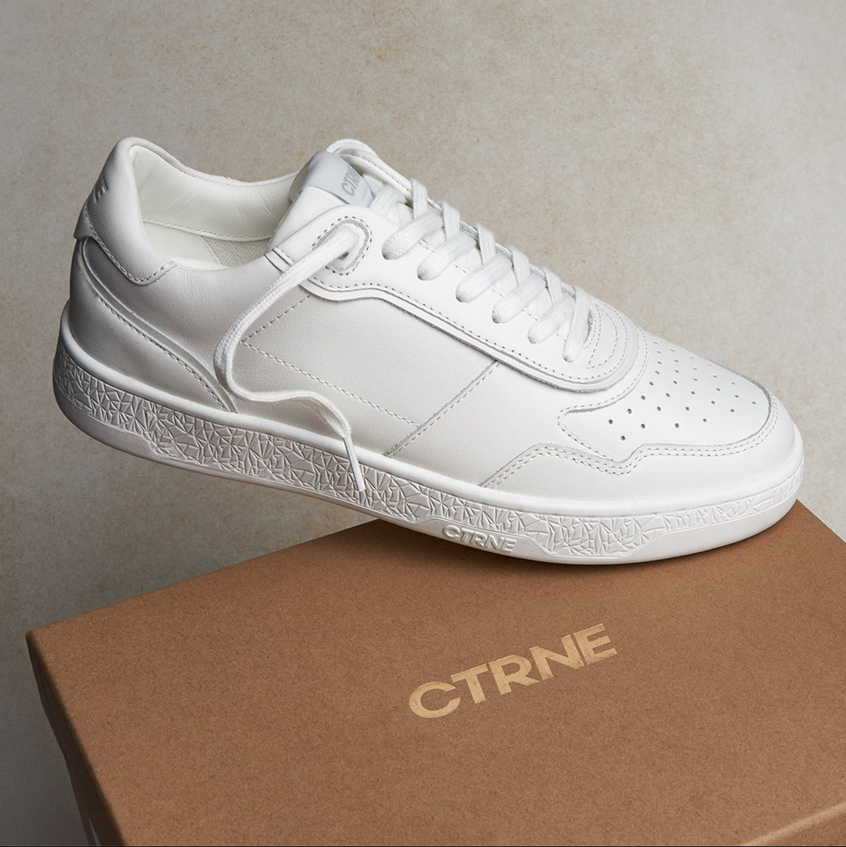 Zapatillas deportivas Orgonite Manifest en color blanco y cuero para mujer