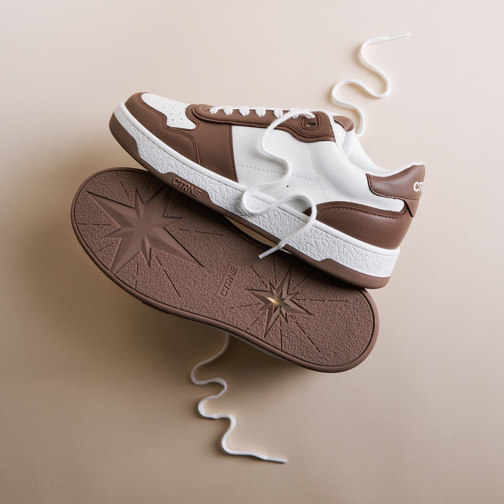 Zapatillas deportivas Orgonite Manifest en color blanco y cuero para mujer